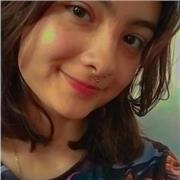 Chica ayuda con tareas y cuida niños